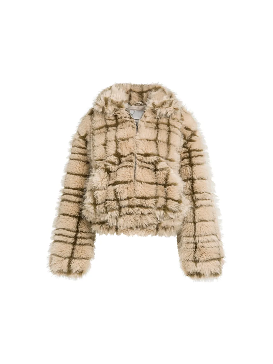 Frau in kurzer Kunstfelljacke mit Karomuster in Beige und Oliv